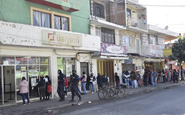 Por segundo día siguen las largas filas en Banco del Bienestar