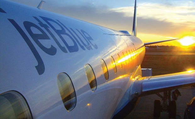 "Aterriza con Urgencia: Un Avión de JetBlue Sufre Fallo y Regresa a Tierra en Tampa"