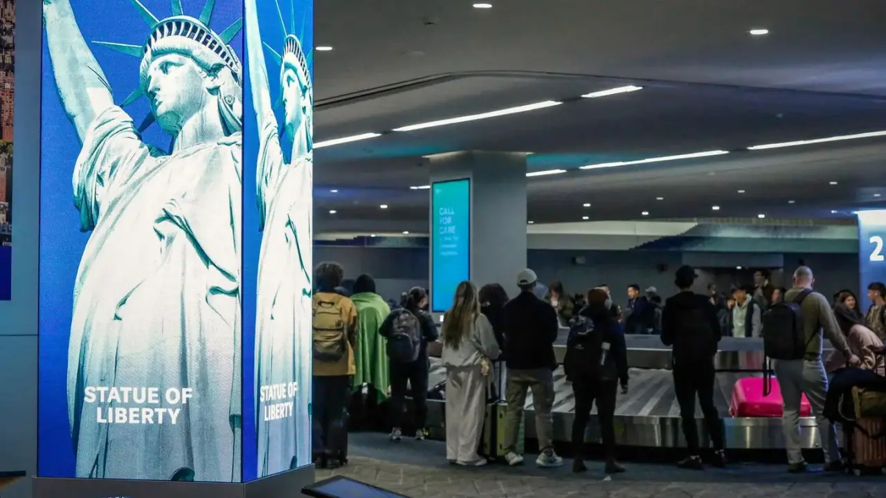 "La tormenta de nieve azota la ciudad que nunca duerme: cerca de 1,000 vuelos cancelados en un día crítico para el tráfico aéreo de Nueva York"