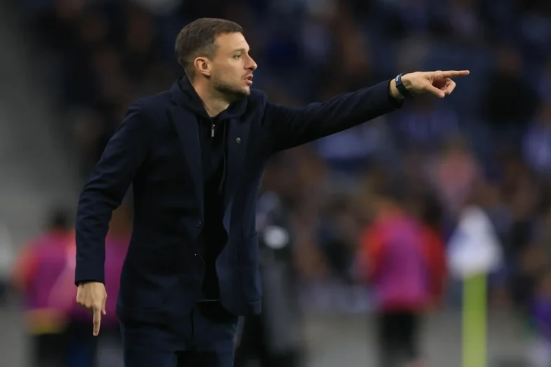 "El nuevo capitán del fútbol brasileño: Botafogo confía en la experiencia de Martín Anselmi para liderar su proyecto de renovación"