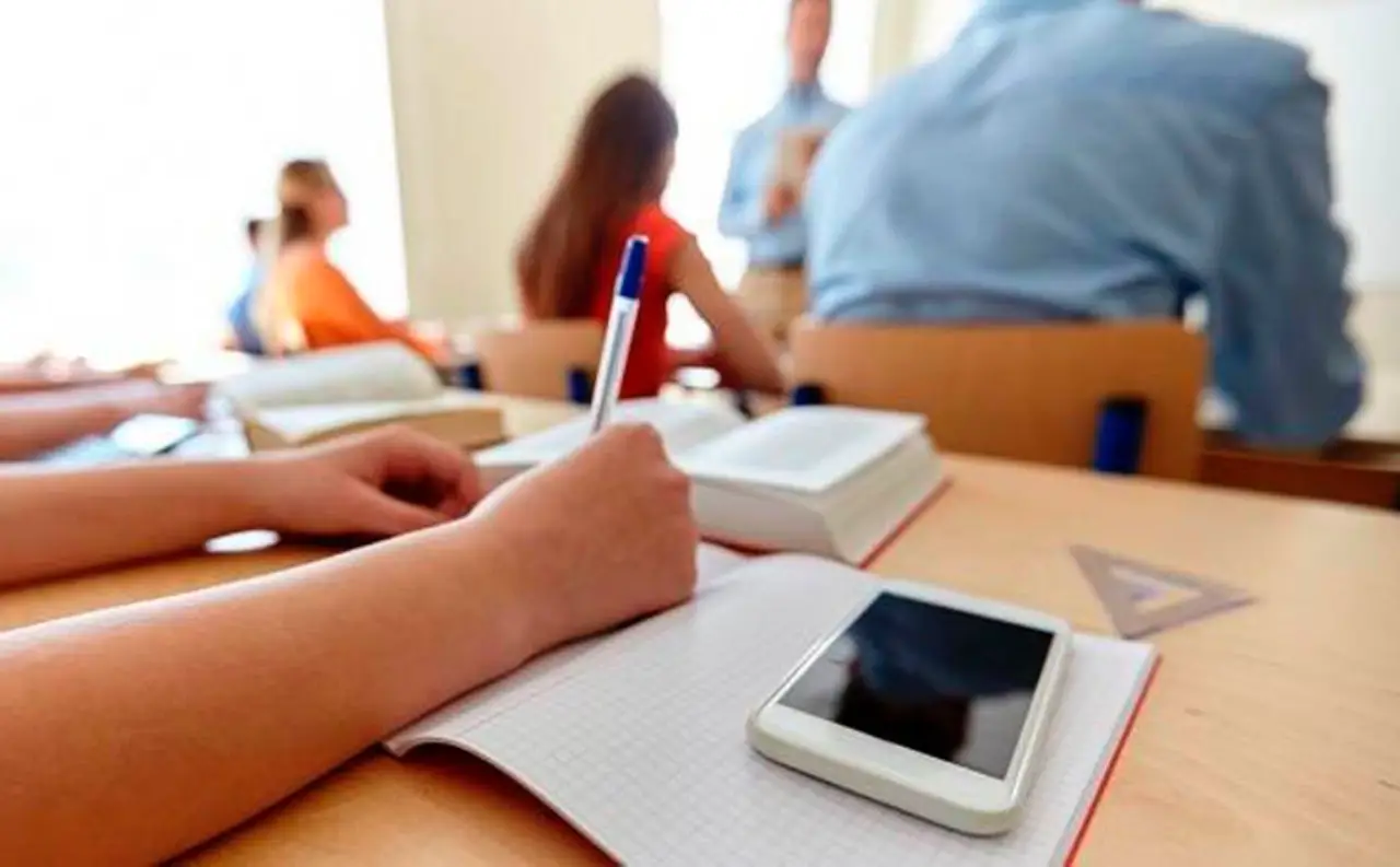 "Protegiendo la Infancia: Propuesta Contundente para Eliminar Celulares y Dispositivos Móviles en Escuelas Básicas y Fomentar un Aprendizaje Sin Distracciones"